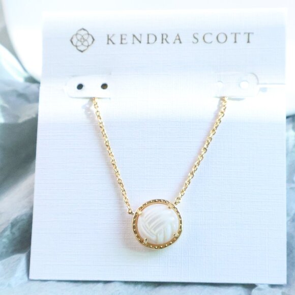Kendra Scott Volleyball Necklace White Mother-of-Pearl Gold - Picture 1 of 2